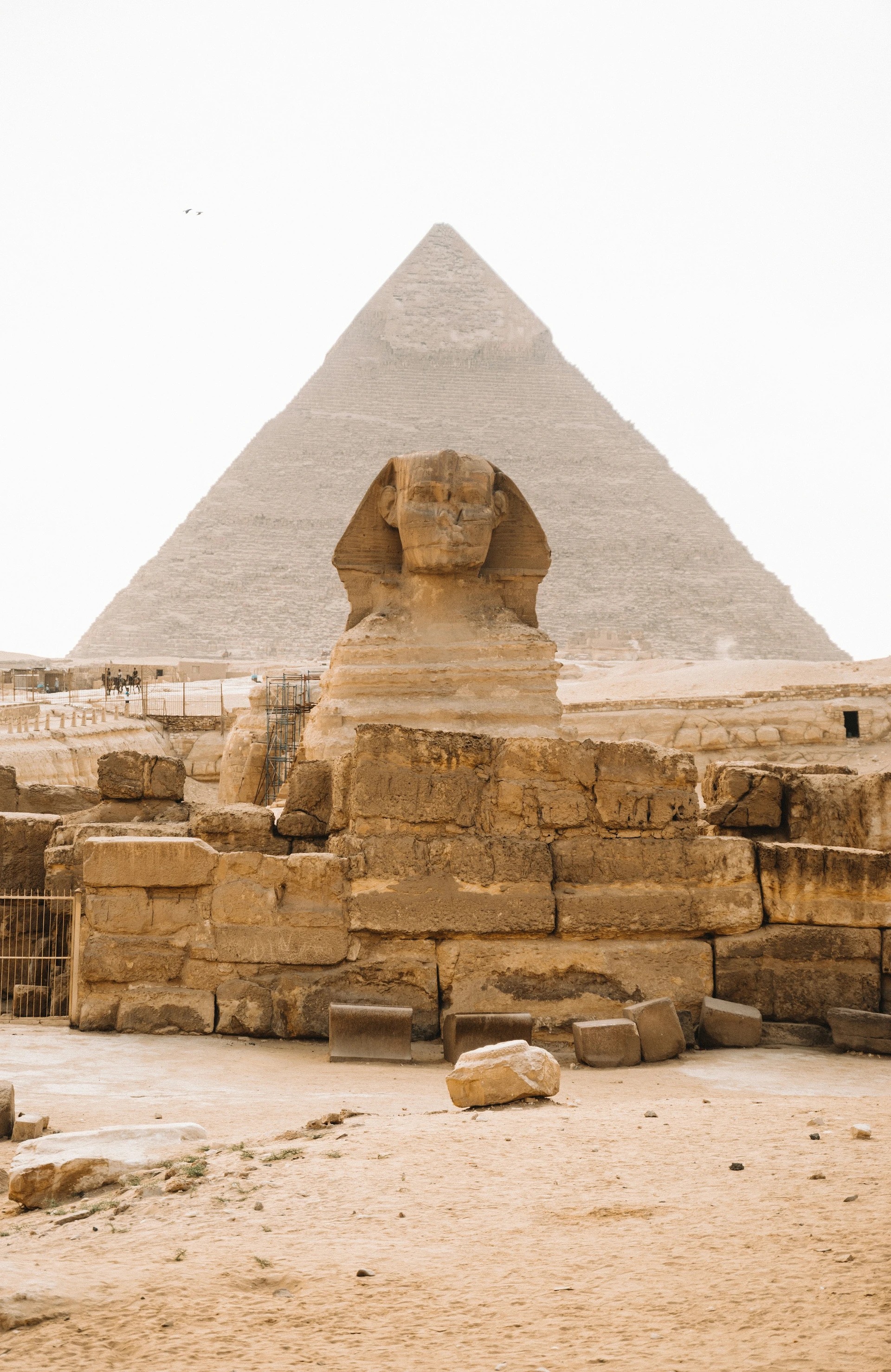 Sfinxen och en av pyramiderna i Giza