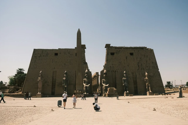 Luxortemplet med statyer och besökare
